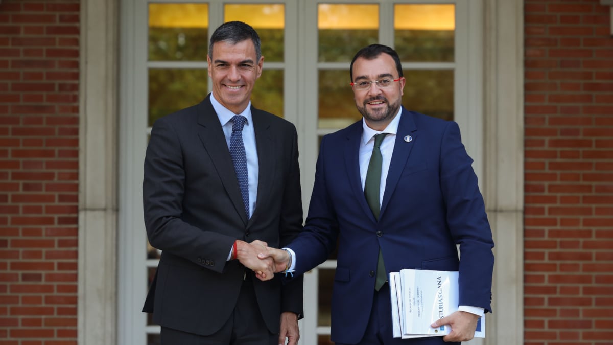 MADRID, 27/09/2024.- El presidente del Gobierno, Pedro Sánchez, recibe al presidente de Asturias, Adrián Barbón (dcha), a su llegada a la reunión mantenida en el Palacio de la Moncloa este viernes. EFE/Kiko Huesca