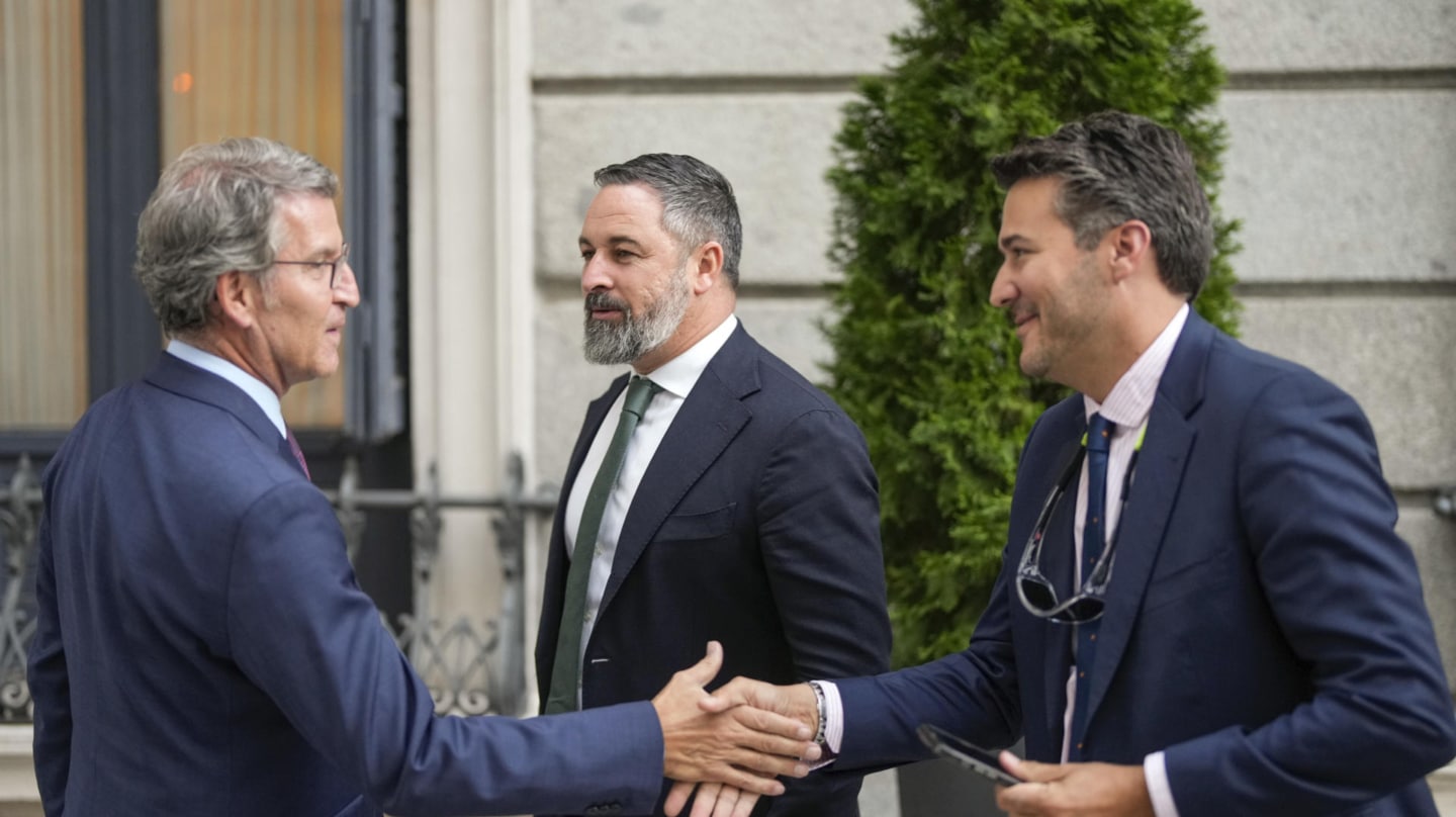 El presidente del PP, Alberto Núñez Feijóo (i), el líder de Vox, Santiago Abascal (c) y el diputado Ángel López Maraver, de Vox, a la salida del pleno del martes