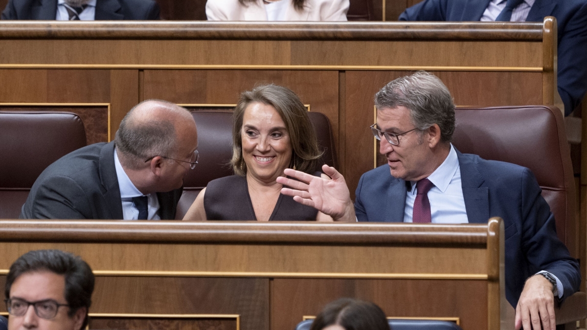 El presidente del PP, Alberto Núñez Feijóo (d), su secretaria general, Cuca Gamarra, y su portavoz parlamentario, Miguel Tellado (i)