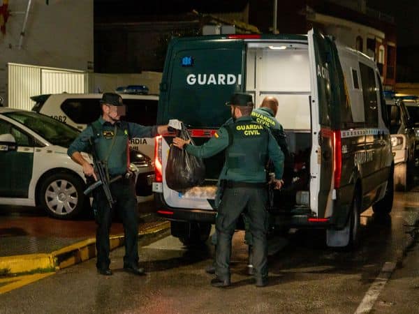 La Guardia Civil introduce en un furgón a detenidos por el suceso de Barbate.