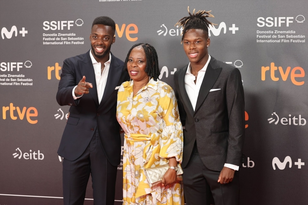 Iñaki Williams, María Arthuer y Nico Williams en el photocall de la inauguración de la 72 Edición del Festival de Cine de San Sebastián a 20 de Septiembre de 2024 en San Sebastián (España).