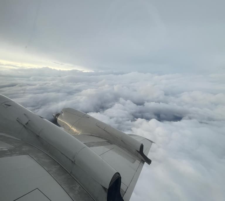 Aviones caza huracanes: los pilotos que vuelan al centro de las tormentas