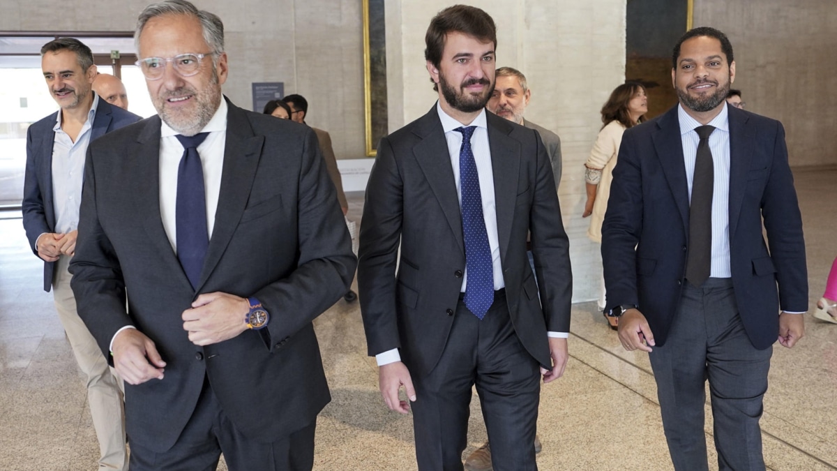 El vicepresidente de Vox, Ignacio Garriga (d), en Valladolid con Juan García-Gallardo y el presidente de las Cortes de Castilla y León, Carlos Pollán (i), el miércoles pasado