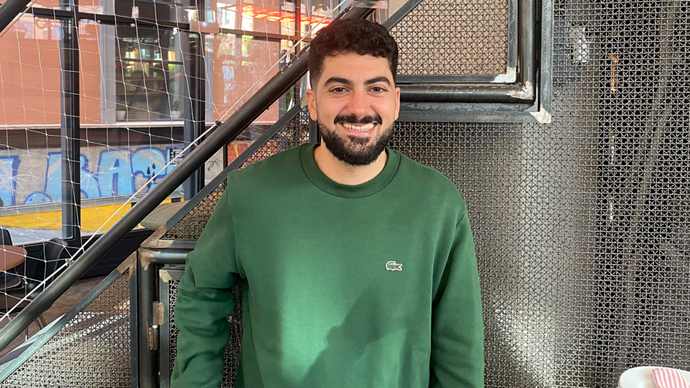 Gonzalo Alhambra, durante su entrevista con El Independiente en el Bastardo Hostel de Madrid.