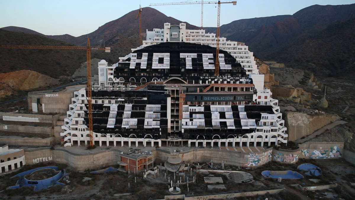 El hotel Algarrobico a medio construir con una pintada que dice: "ilegal"