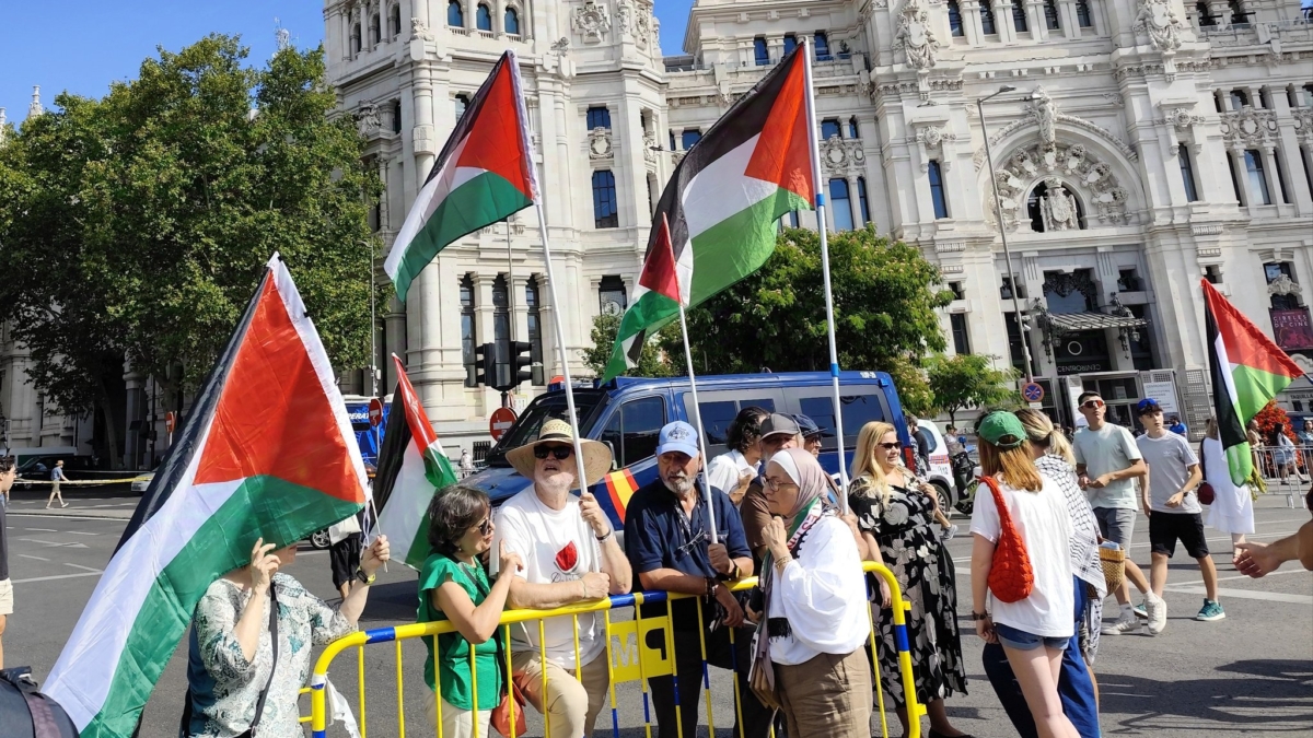 Banderas palestinas en Cibeles al paso de La Vuelta.