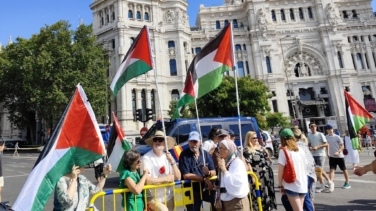 La Policía Nacional defiende la retirada de banderas palestinas en mitad de las críticas de los socios de coalición