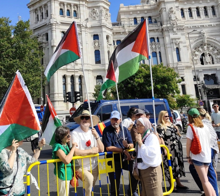 La Policía Nacional defiende la retirada de banderas palestinas en mitad de las críticas de los socios de coalición