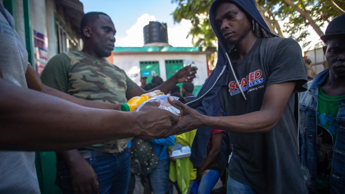 Haitianos recibe alimentos al llegar deportados desde la República Dominicana