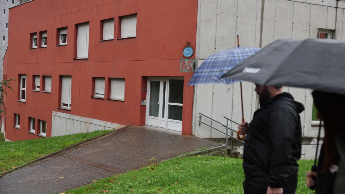 Vista del inmueble donde esta madrugada un hombre de 34 años ha sido arrestado en Bilbao por haber asesinado presuntamente a su pareja