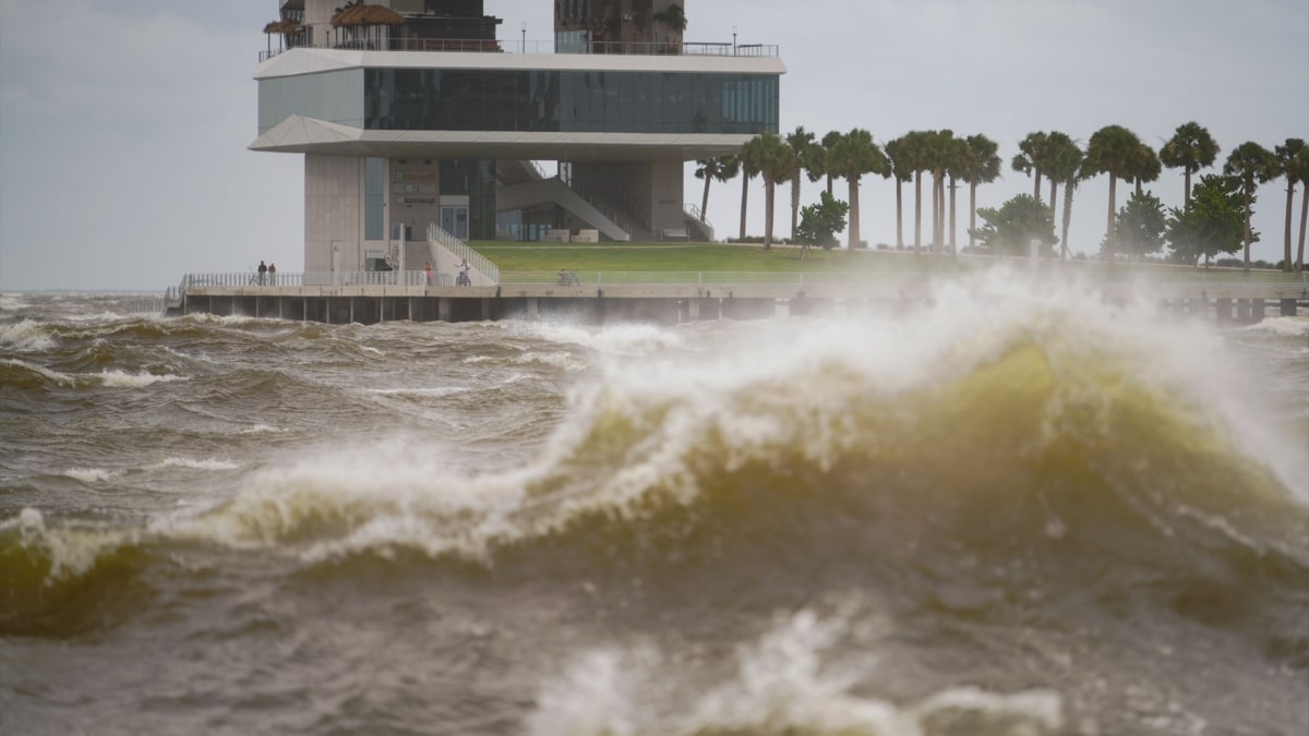 El muelle de San Petersburgo, entre fuertes olas y viento conforme el huracán Helene se aproxima a la costa de Florida.