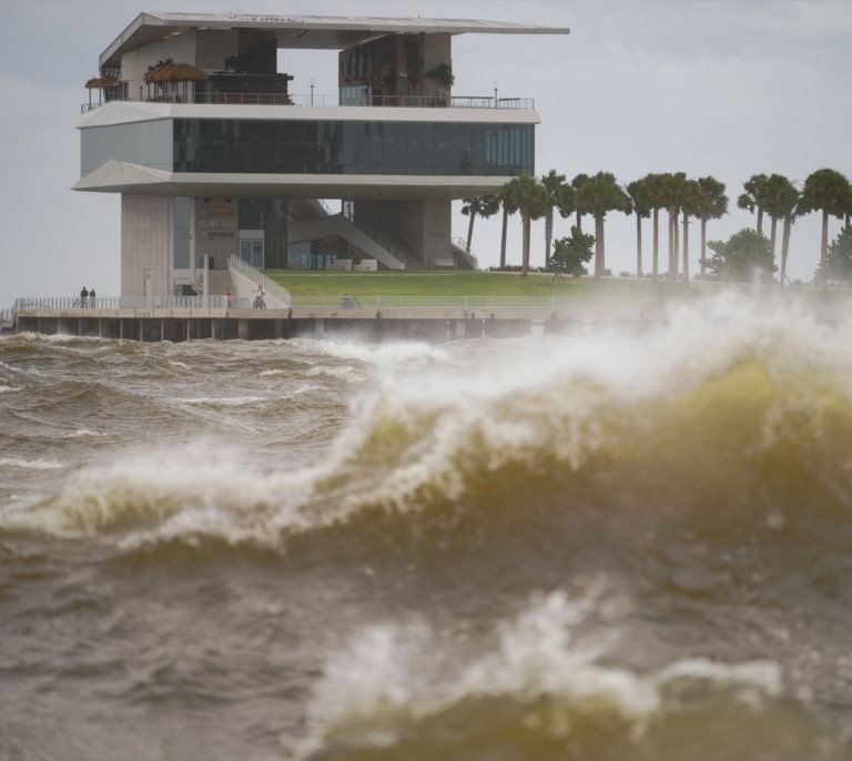 El huracán Helene llega a Florida: piden a la población que se escriban sus datos en la piel para ser identificados