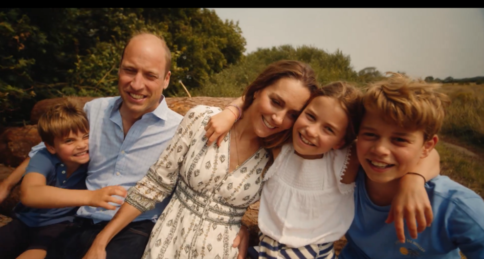 La familia del príncipe Guillermo ha lucido estilismos en azul.