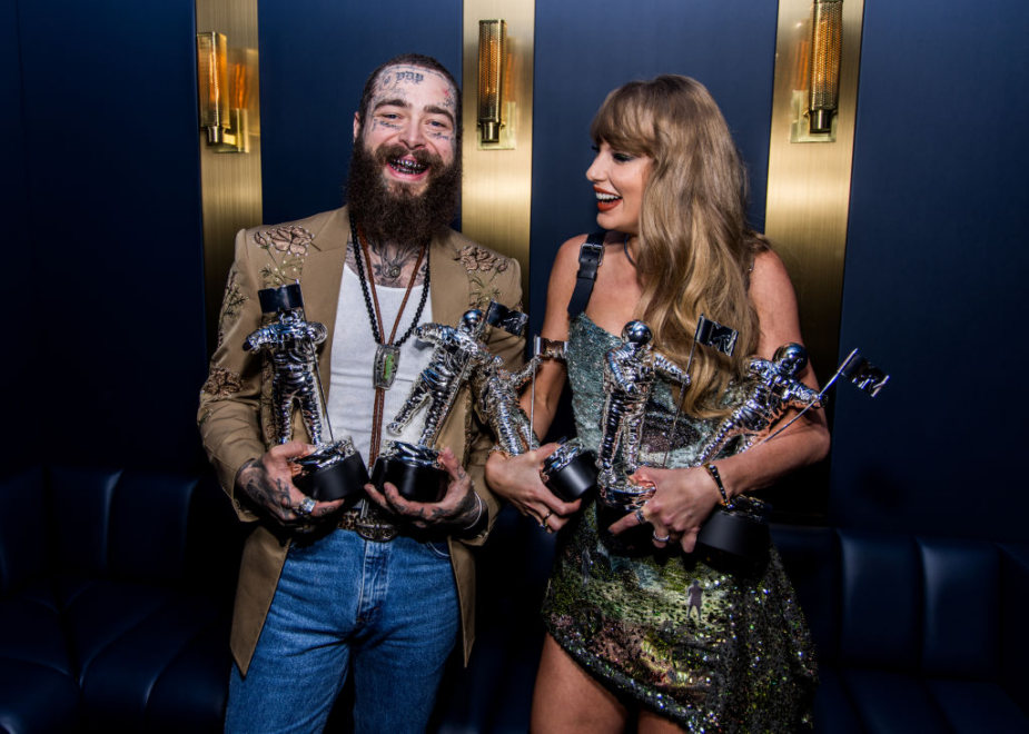 Taylor Swift y Post Malone posan con los cinco premios que se ha llevado su single 'Fortnight' en los MTV VMAs.