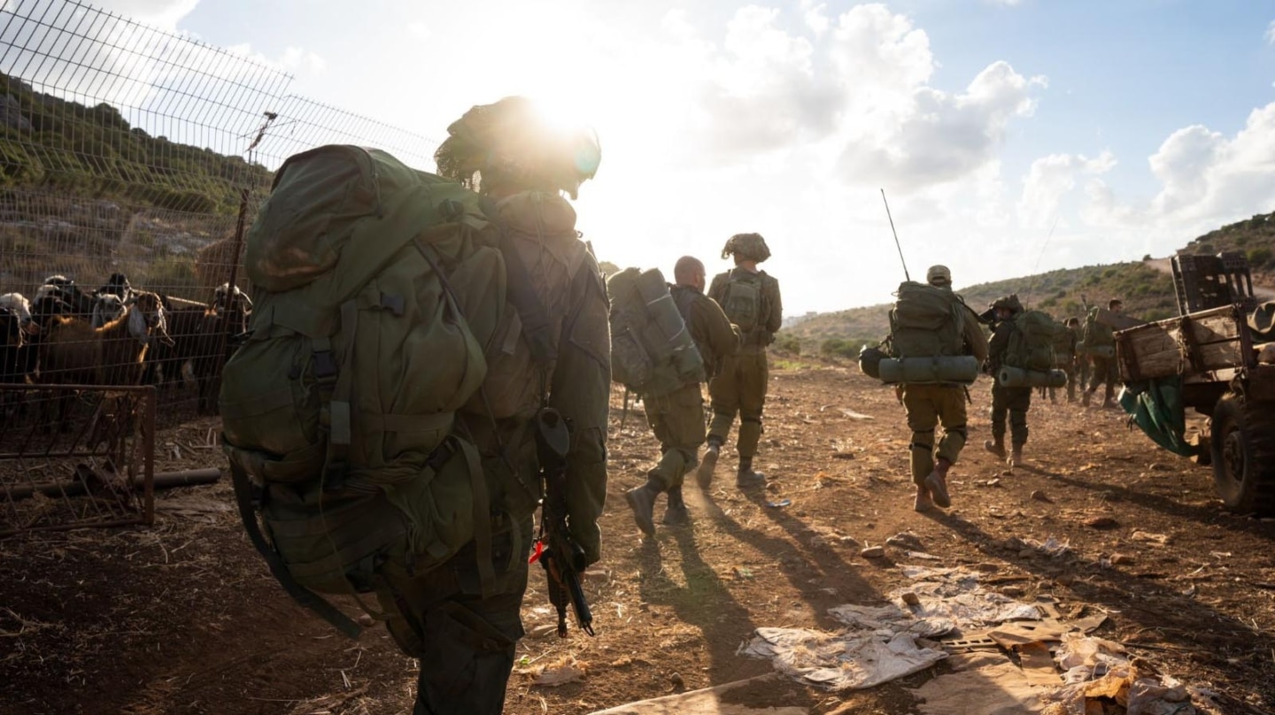 Tropas israelíes rumbo al norte, en la frontera con el Líbano