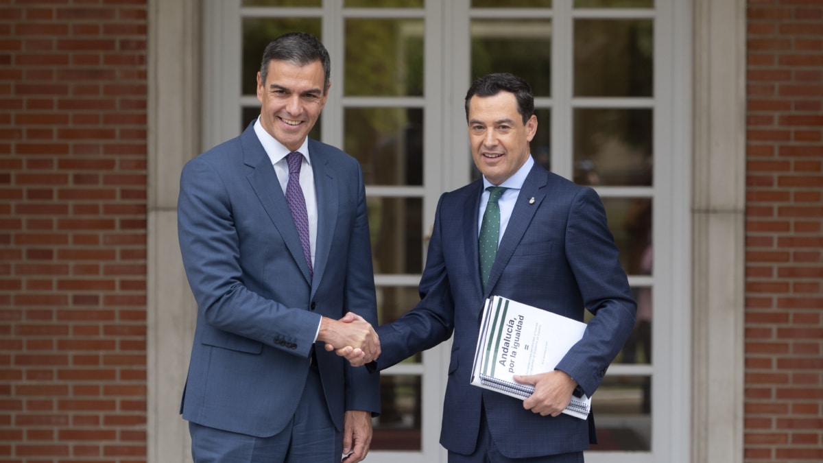 El presidente del Gobierno, Pedro Sánchez, recibe al presidente andaluz, Juanma Moreno, este viernes en la Moncloa