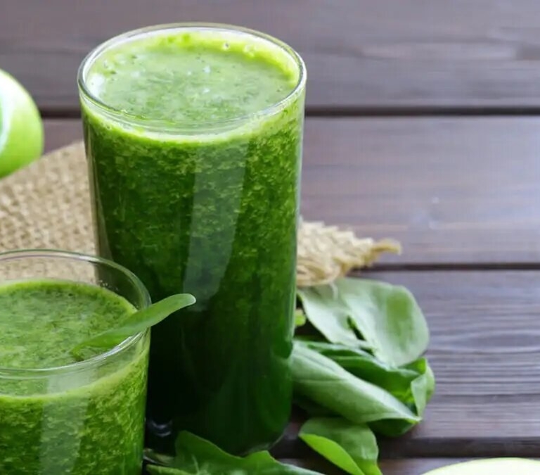 Este es el jugo verde que puedes tomar a diario para bajar el azúcar