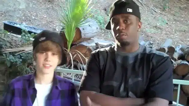 Justin Bieber y Sean 'Diddy' Combs en una captura de un vídeo de YouTube de sus 48 horas juntos cuando el cantante tenía 15 años. 