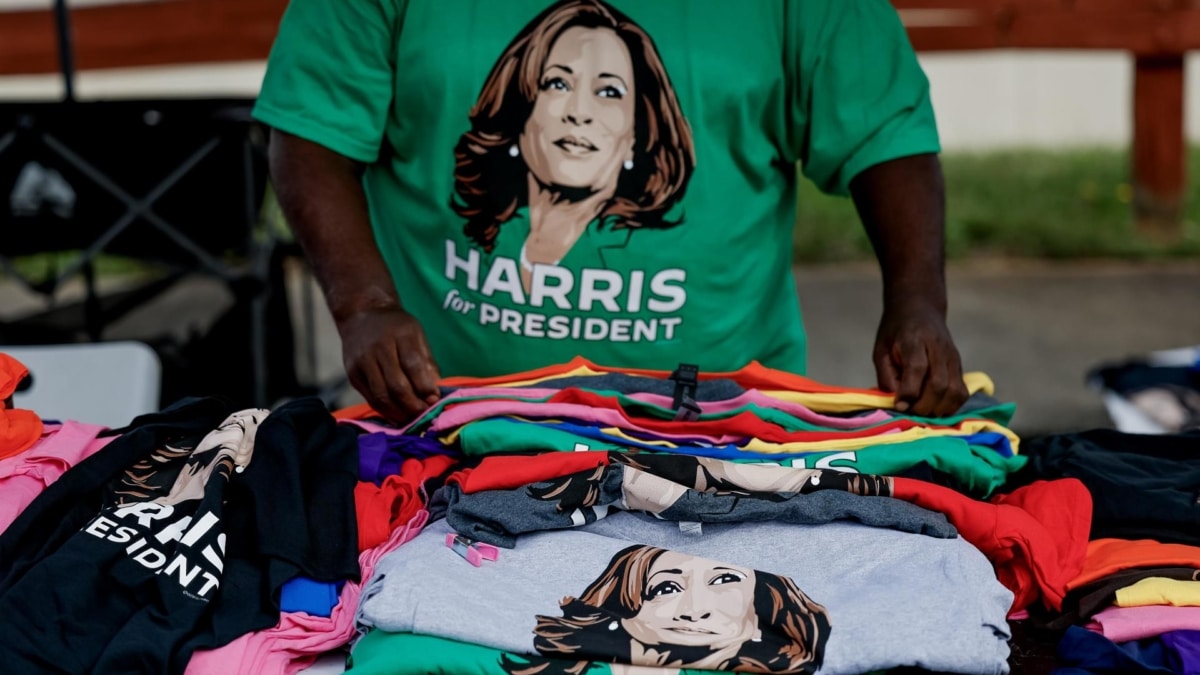 Una mujer vende camisetas con la cara de la vicepresidenta Kamala Harris en Charlotte, Carolina del Norte.