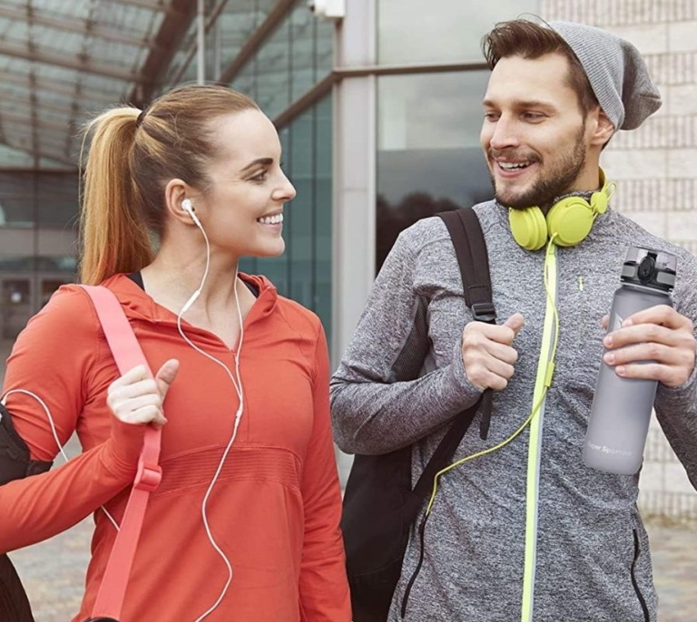 La botella de agua top ventas en Amazon que sirve para el trabajo o el gimnasio ahora cuesta solo 11€