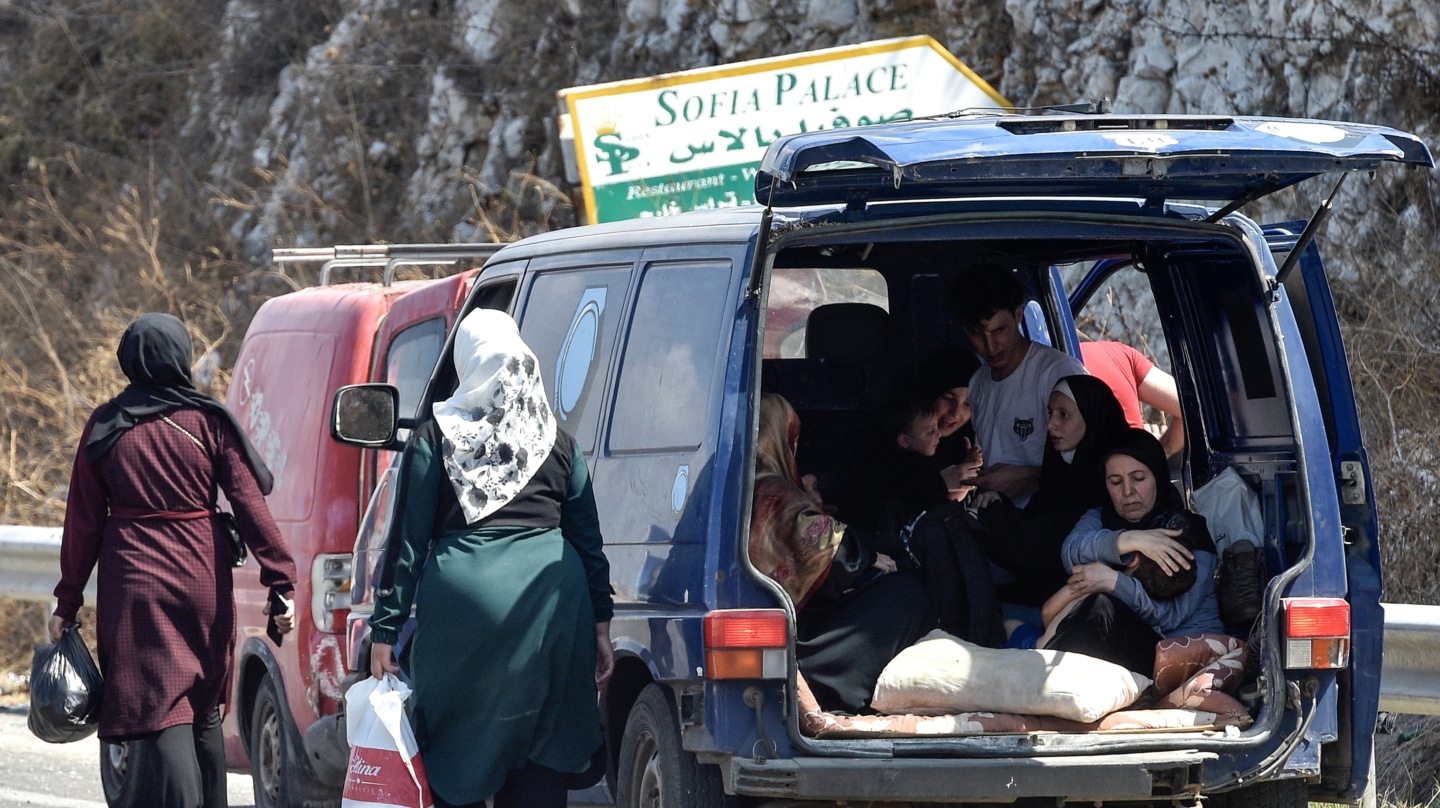 Familias enteras de libaneses huyen de sus hogares por los bombardeos israelíes