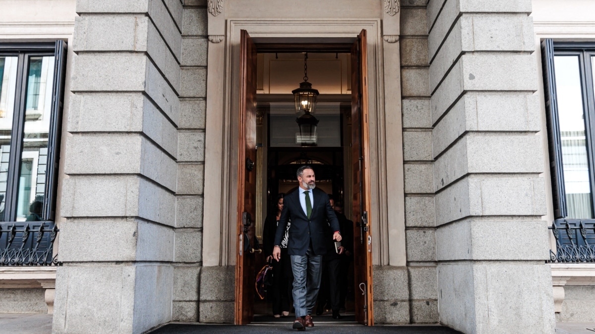 El líder de VOX, Santiago Abascal, a su salida tras mantener una reunión con el líder opositor venezolano, en el Congreso de los Diputados