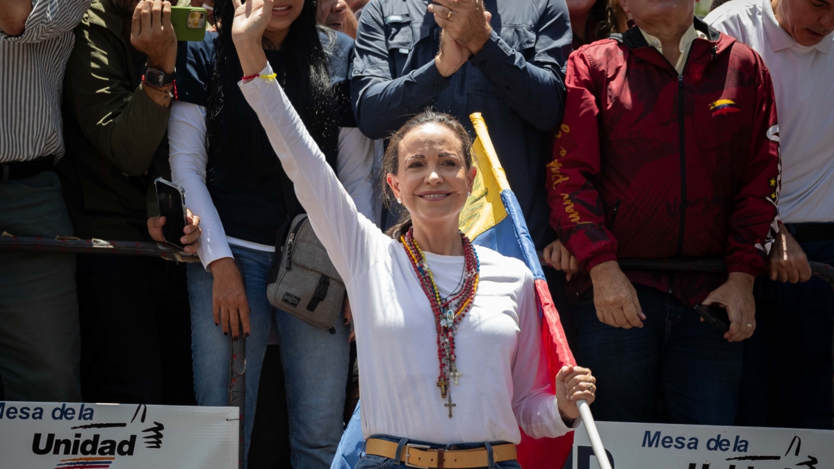 La opositora venezolana Maria Corina Machado, saludando durante una manifestación, en Caracas (Venezuela).