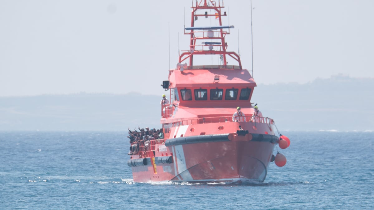 El barco Guardamar Talia de Salvamento Marítimo traslada alrededor de 180 personas a Puerto del Rosario, Fuerteventura