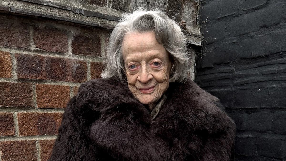 La actriz Maggie Smith, en una de las imágenes de la campaña que hizo para la firma Loewe en 2023.