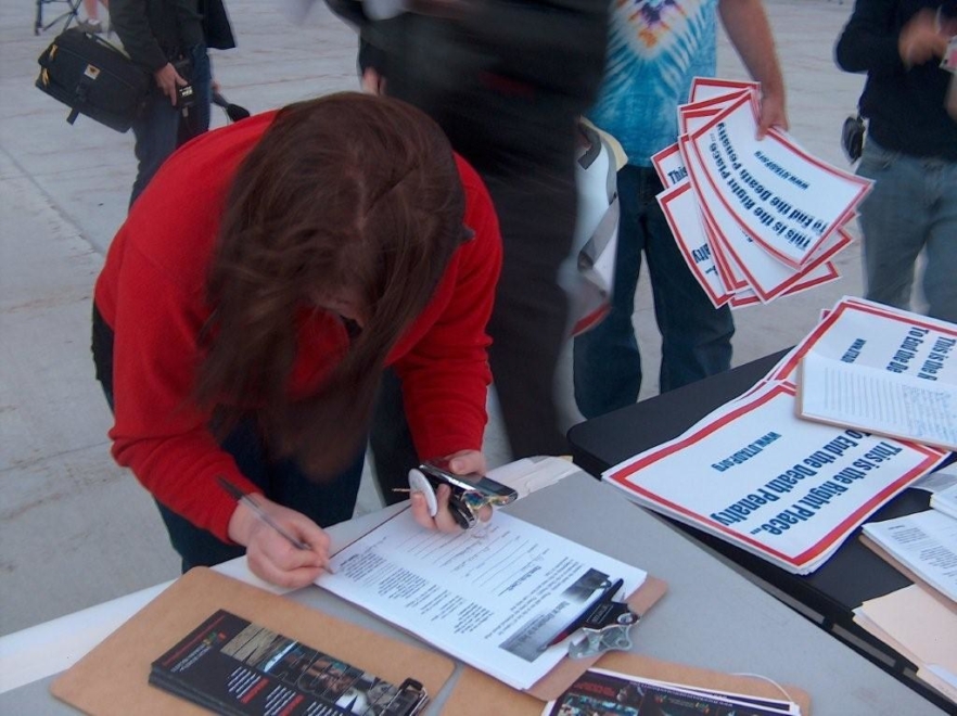 Un grupo de personas se manifiestan y recopilan firmas contra la pena de muerte en Salt Lake City, Utah, EEUU.