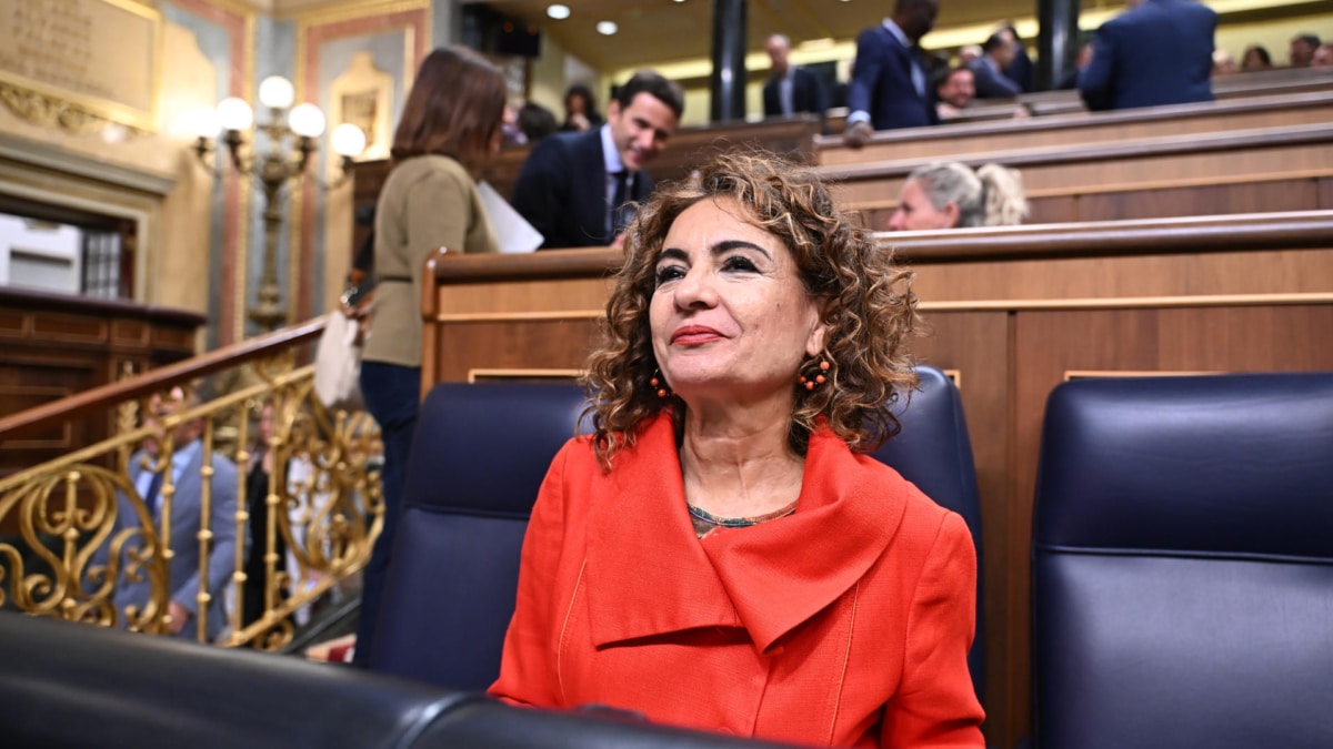 La vicepresidenta primera del Gobierno y ministra de Hacienda, María Jesús Montero, minutos antes de comparecer en el Congreso de los Diputados