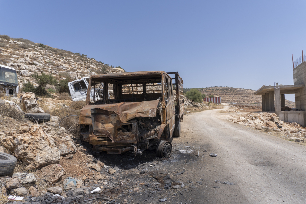 Vehículo calcinado por el ataque de los colonos israelíes en la aldea de Al Mughayer.