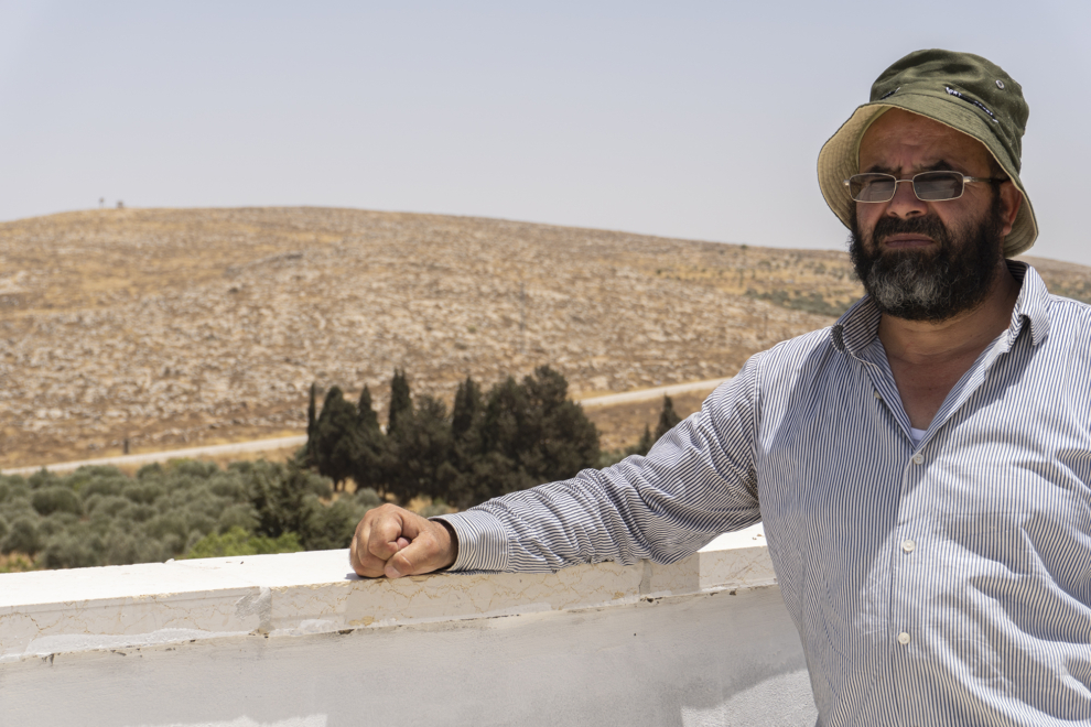 Abdelatif Abu Alia, desde la azotea de su casa con la torreta de seguridad israelí en la colina del fondo.