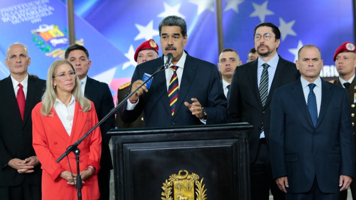 El presidente venezolano, Nicolás Maduro, habla con periodistas en la Corte Suprema.