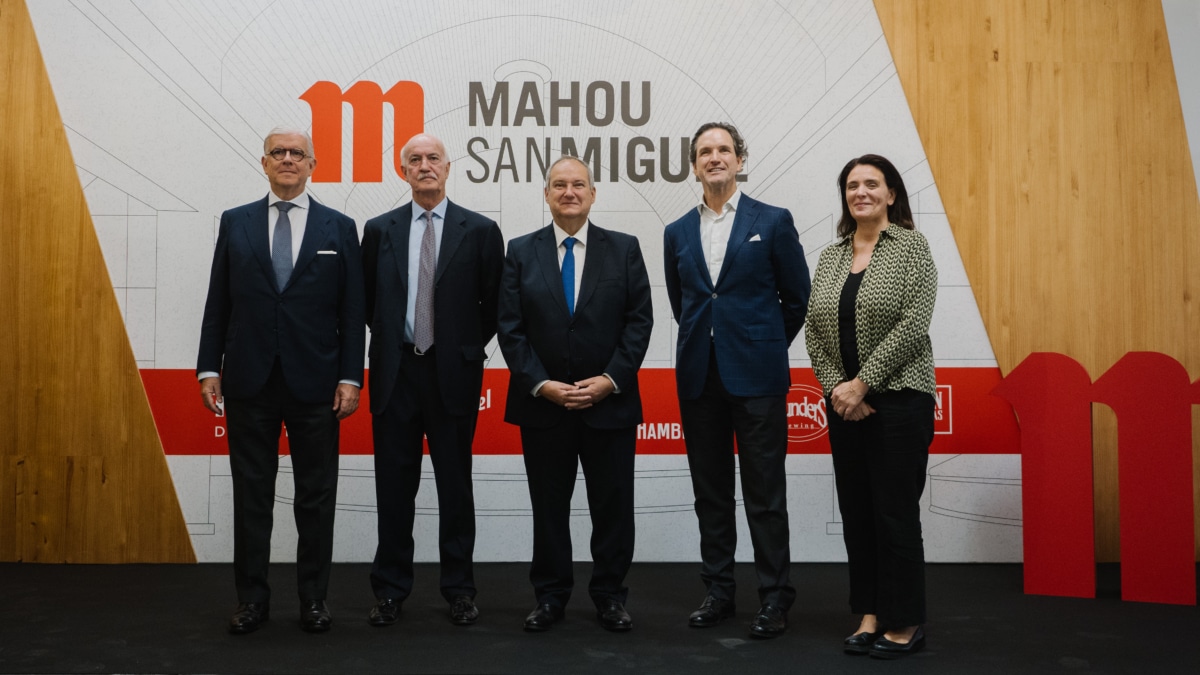 El ministro de Industria y Turismo, Jordi Hereu (c), posa para una foto de grupo mientras visita el centro de producción de Mahou San Miguel en Alovera (Guadalajara).