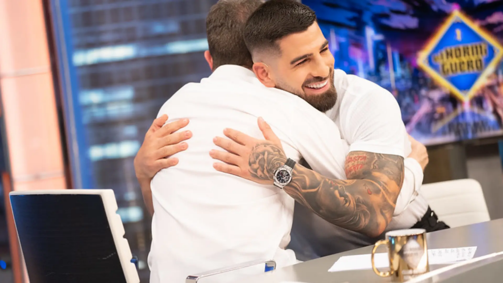 Topuria abraza a Pablo Motos en su primera visita a 'El Hormiguero' con un Big Bang de Hublot.