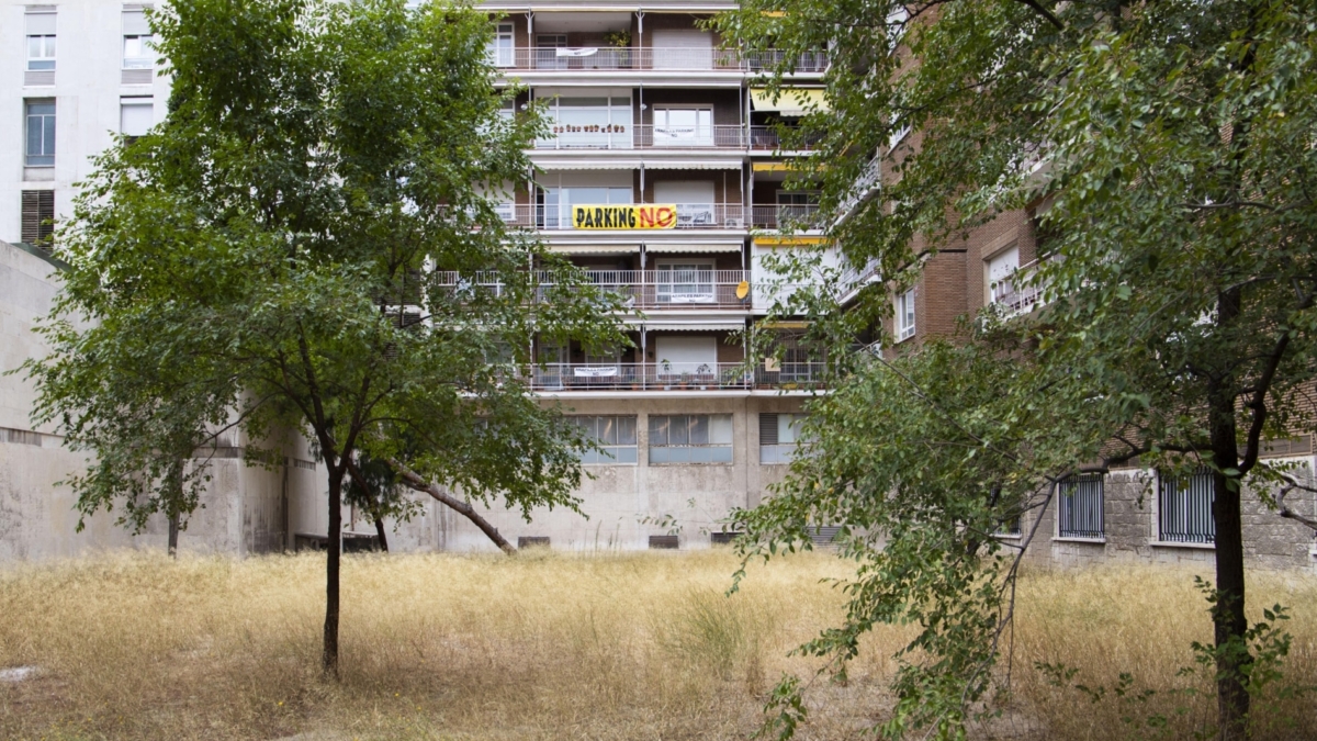 Solar de la calle Arapiles 8 (Madrid) antes de la tala de los árboles para construir un aparcamiento privado.