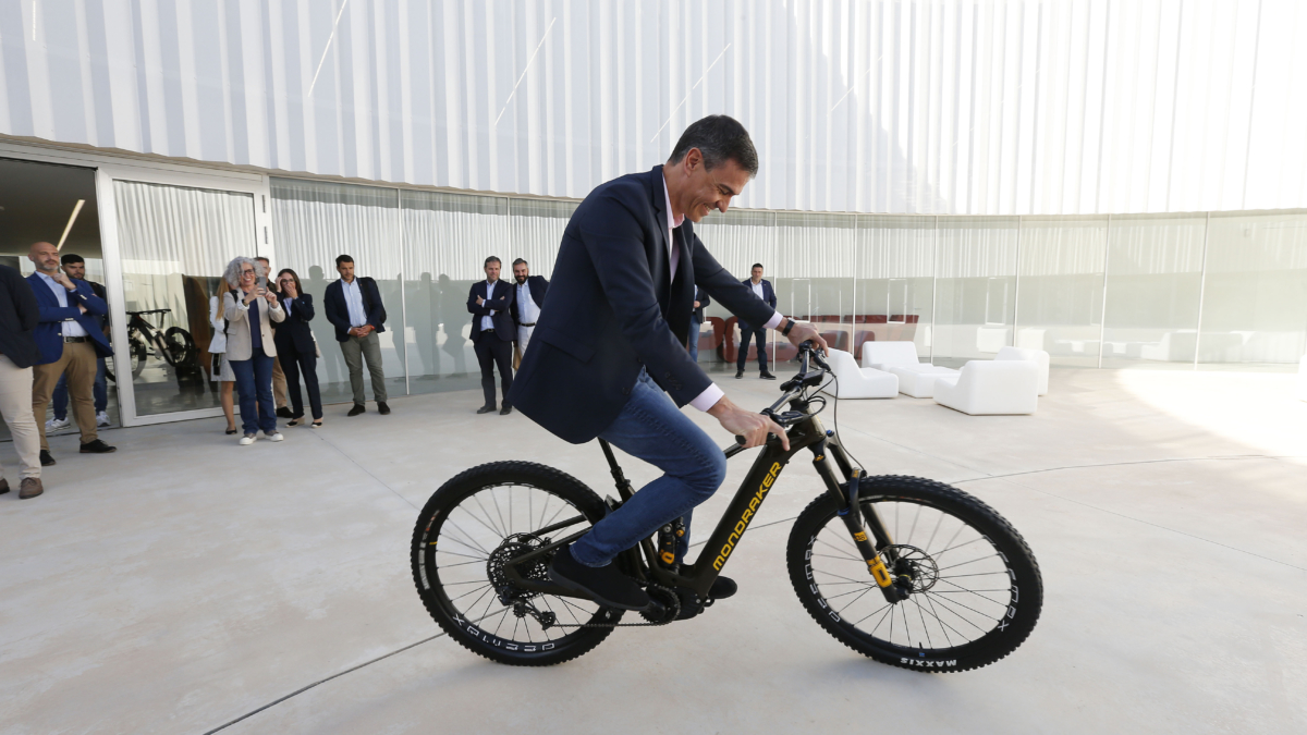 El presidente del Gobierno, Pedro Sánchez, durante una visita a las instalaciones de la fábrica de bicicletas Mondraker en mayo de 2023.