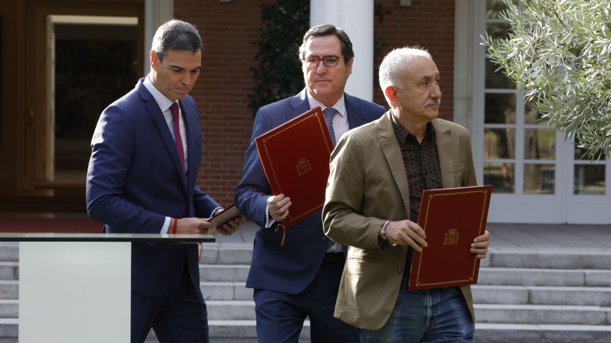 El presidente del Gobierno, Pedro Sánchez (i), el presidente de la CEOE, Antonio Garamendi (c), y el secretario general de UGT, Pepe Álvarez (d).