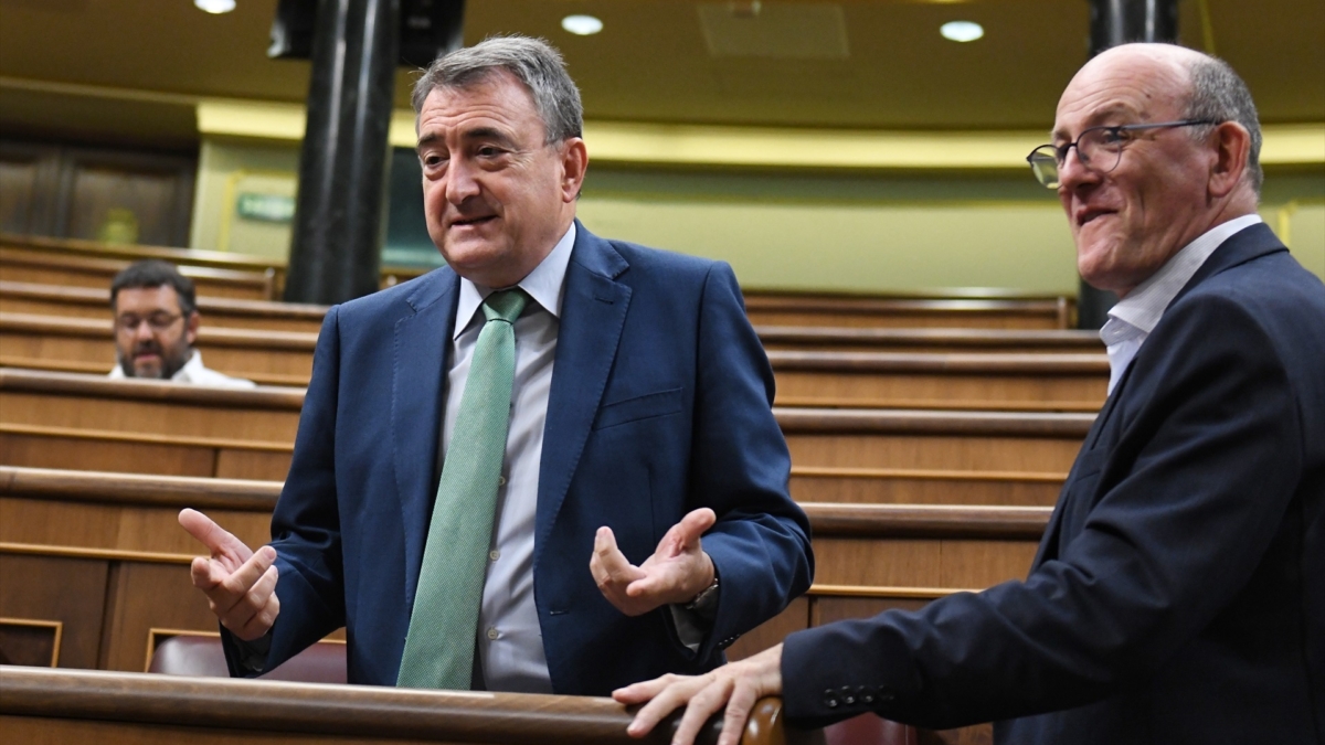 El portavoz del PNV en el Congreso, Aitor Esteban (i), durante la sesión plenaria de este martes, en el Congreso de los Diputados