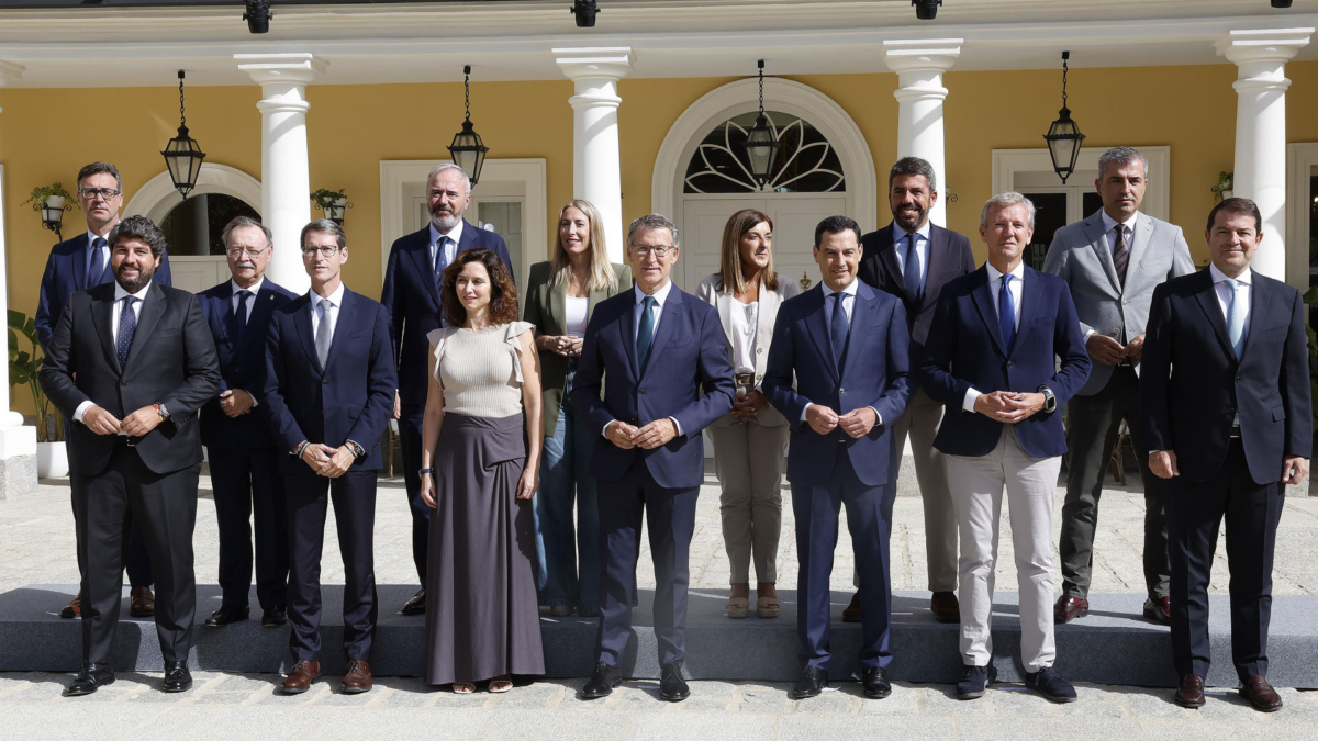 El líder del PP, Alberto Núñez Feijóo, con los presidentes autonómicos del partido en la cumbre de financiación celebrada en el Palacio de los Duques de Pastrana (Madrid), este viernes