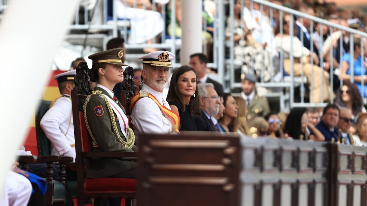 Los reyes Felipe y Letizia junto a su hija Leonor en la Academia Naval de Marín.