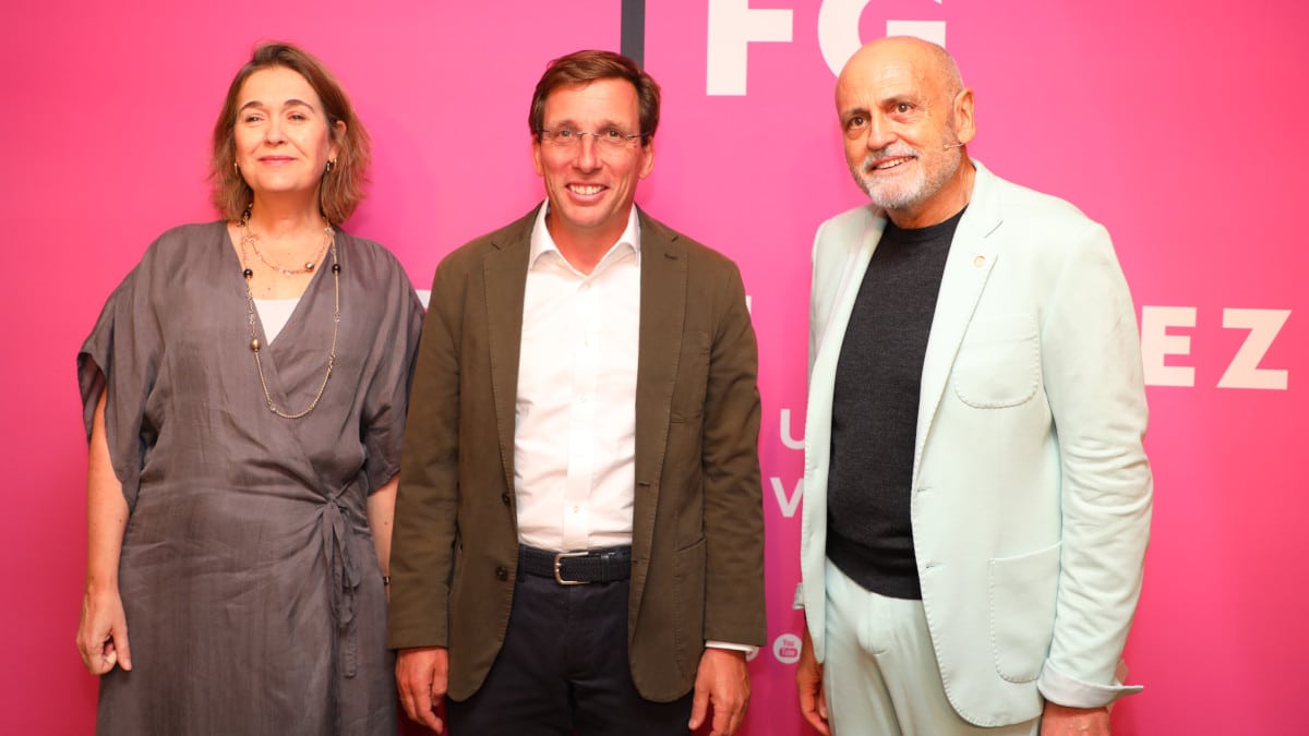 La delegada de Cultura, Turismo y Deporte del Ayuntamiento de Madrid, Marta Rivera de la Cruz, y el alcalde, José Luis Martínez-Almeida, con Juan Carlos Pérez de la Fuente en la presentación de la programación 2024-2025 del Teatro Fernán Gómez.