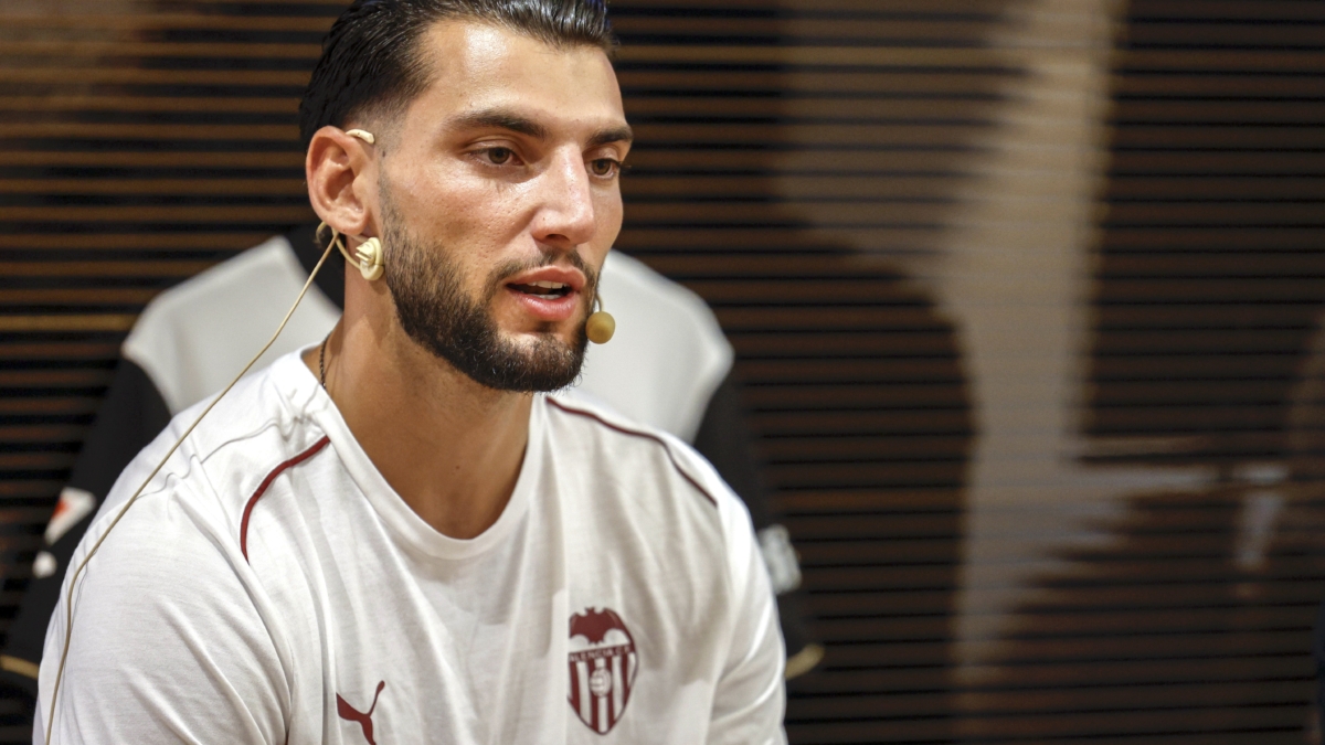 Fotografía de archivo del delantero Rafa Mir durante su presentación como nuevo jugador del Valencia.