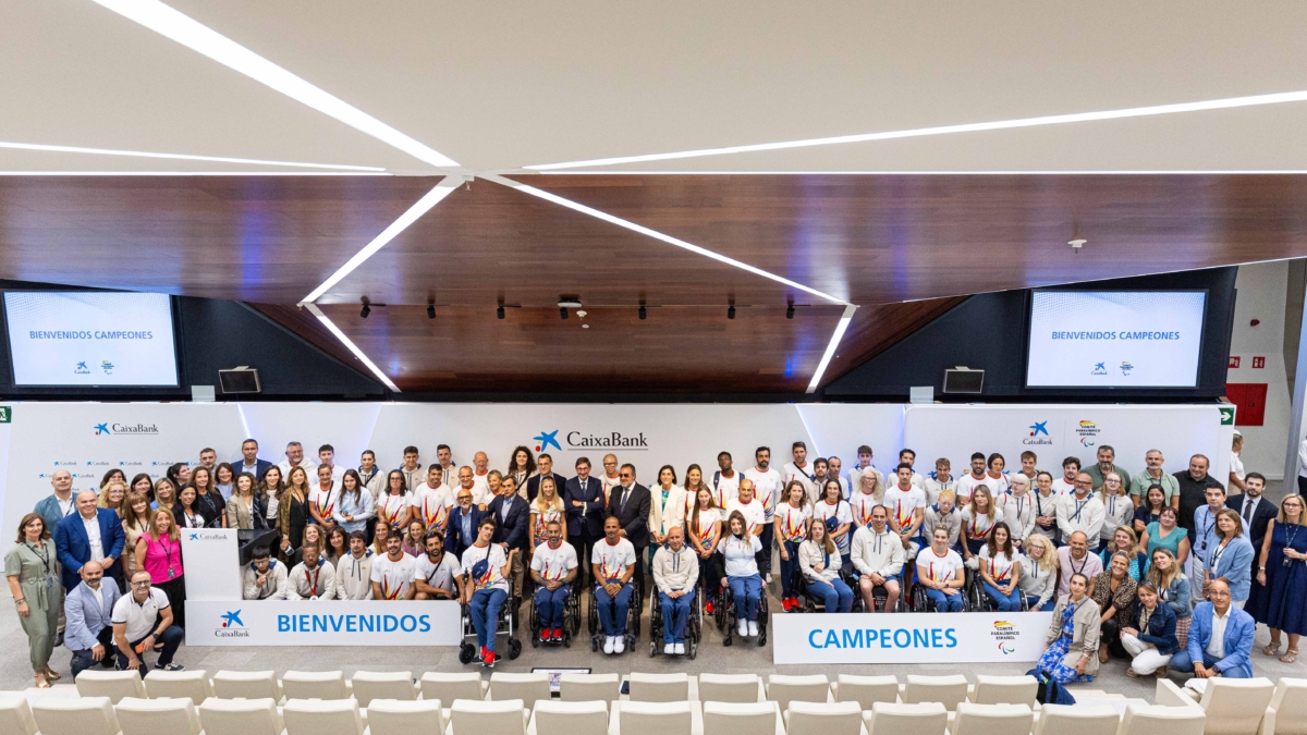 El presidente de CaixaBank, José Ignacio Goirigolzarri, y el presidente del CPE, Miguel Carballeda, en el acto de reconocimiento a los campeones paralímpicos que han competido en los recién clausurados Juegos Paralímpicos de París.