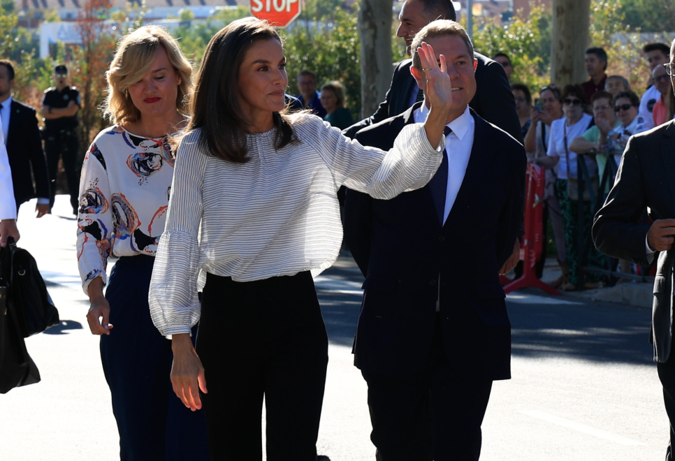 La reina Letizia saluda a los presentes en su visita a Guadalajara. 