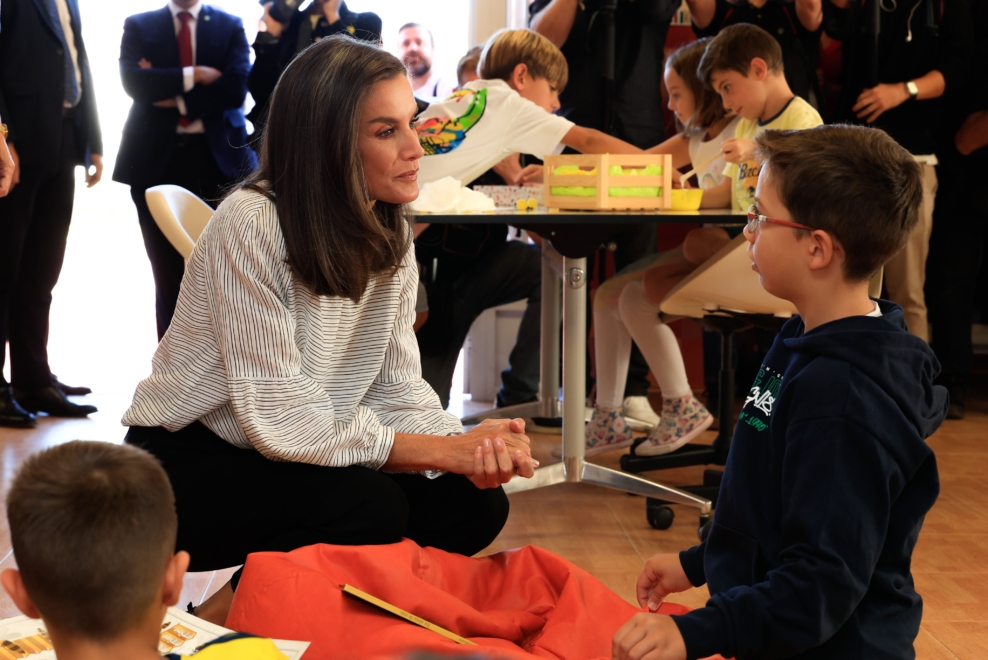 La Reina asiste, junto a los alumnos del CEIP Maestra Plácida Herranz, a la lectura del cuento “Ponte en mi lugar” en el “Aula Mágica” y a algunos ejercicios de aprendizaje dinámico basados en mímica, comprensión lectora y fomento de la creatividad.