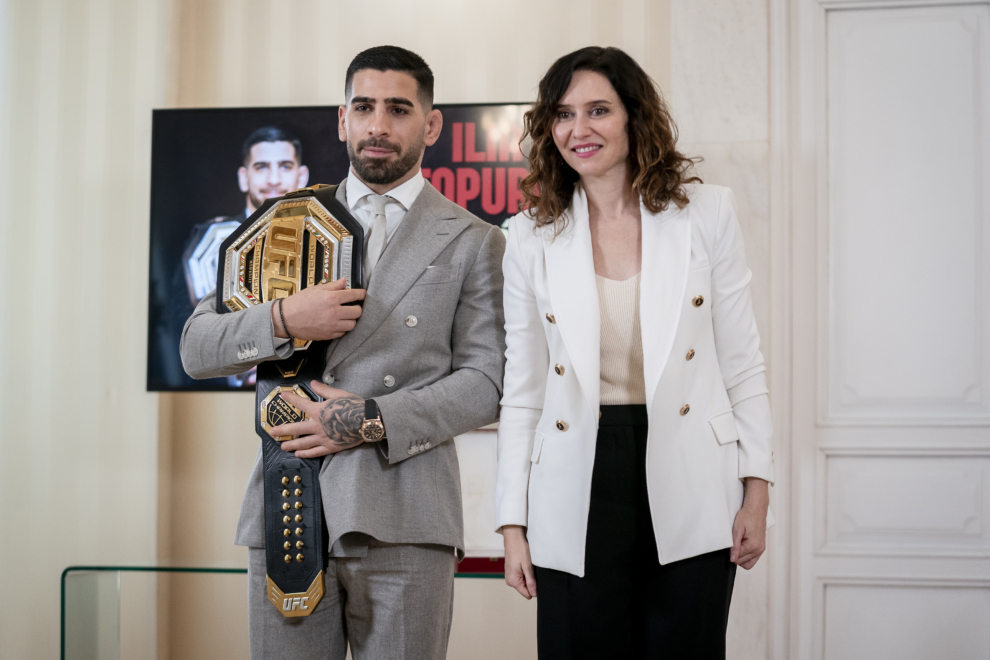 El campeón ofrece su título a la presidenta de la Comunidad de Madrid, Isabel Díaz Ayuso. En la muñeca, un Sky Dweller de oro rosa.