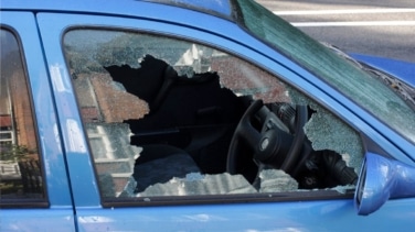 Aviso de la Guardia Civil: nunca dejes esto en la guantera del coche