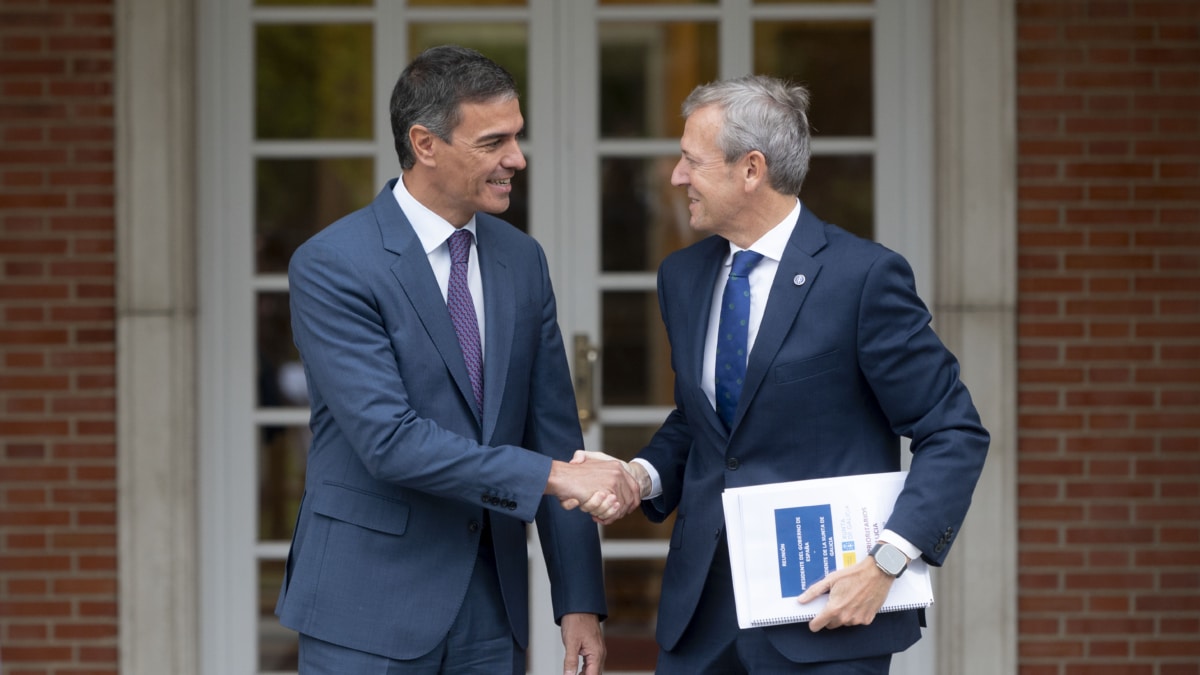 El presidente del Gobierno, Pedro Sánchez (i), recibe al presidente de la Xunta de Galicia, Alfonso Rueda (d), en la Moncloa, este viernes